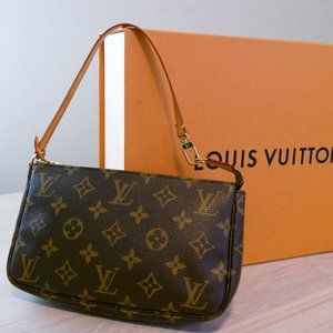 LOUIS VUITTON Authentic Monogram Pochette Accessories NM Excellent Condition.
